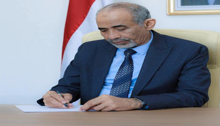 عضو مجلس القيادة محمود الصبيحي يعزي قائد محور خرز