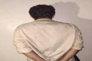 عملية أمنية في لودر تسفر عن ضبط متهم بقضايا تهريب وإصابة أحد أفراد الأمن