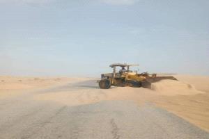 بتمويل صندوق الطرق.. بدء التدخل الطارئ لإزاحة الرمال من طريق النشيمة - بئر علي بشبوة