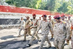 لجنة وزارة الدفاع تزورجبهة الدفاع الجوي والمنفذ الشرقي لمدينة تعز