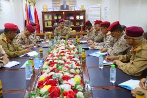 وزير الدفاع يجتمع بمساعديه ورؤساء الهيئات والتفتيش والرقابة ويؤكد الالتزام بالضوابط المنظمة للابتعاث