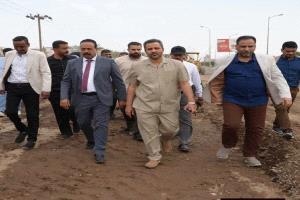 وزير الأشغال ومحافظ لحج يدشنان أعمال الصيانة الروتينية للطرق بالمحافظة