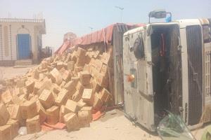 انقلاب شاحنة محملة بكراتين الزيوت أمام مصنع الثلج بأحور