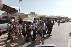 حملة أمنية مشتركة في مديرية المحفد لتركيب كاميرات المراقبة للمحلات التجارية
