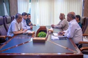 محافظ أرخبيل سقطرى يبحث مع قيادة وزارة النفط وشركة النفط اليمنية آلية تموين المحافظة بالمشتقات النفطية