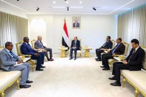 رئيس الوزراء وزير الخارجية يستقبل المنسق المقيم للأمم المتحدة بالإنابة في اليمن