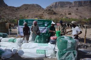 مركز الملك سلمان للإغاثة يوزع مساعدات إيوائية للمتضررين من حريق اِلتهم مساكن مواطنين بمديرية المسيلة بمحافظة المهرة