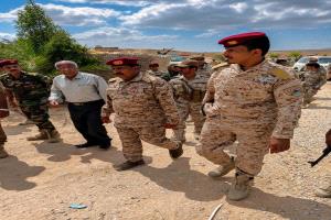 قائد المنطقة العسكرية الثانية يتفقد جاهزية معسكر كوارتز التابع للواء الضبة في غيل باوزير