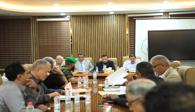 برئاسة المحافظ عبدالرحمن شيخ .. المكتب التنفيذي يستعرض أوضاع المياه والصرف الصحي ويشدد على رفع وتيرة العمل ومضاعفة الجهود الخدمية والرقابية