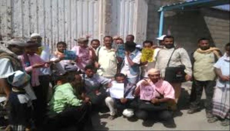 احتجاجات في مخيم خرز بلحج على تأخر الرواتب ومطالبات بتدخل رسمي عاجل