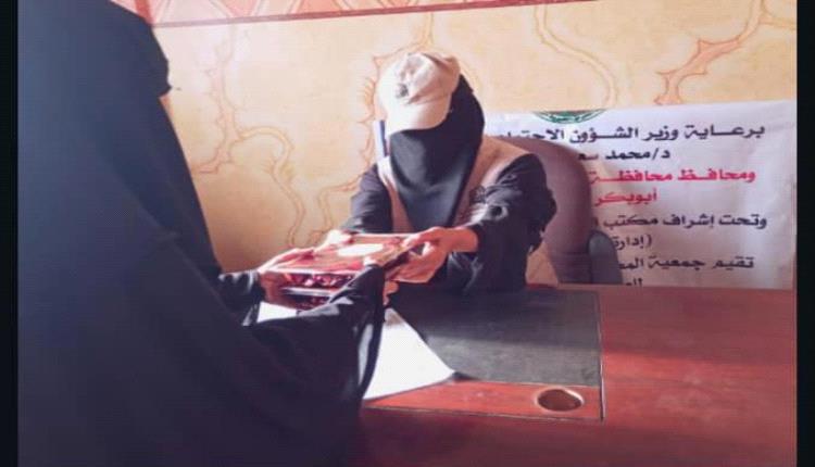 مؤسسة شباب للتنمية الشاملة بالشراكة مع جمعية المحراق النسوية تنفذ مبادرة توزيع التمور