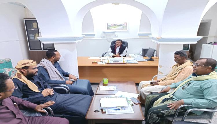 مدير عام تريم يبحث آليات تنفيذ مشروع اللوحات التفاعلية للمعالم التاريخية ويدعم تمكين الشباب