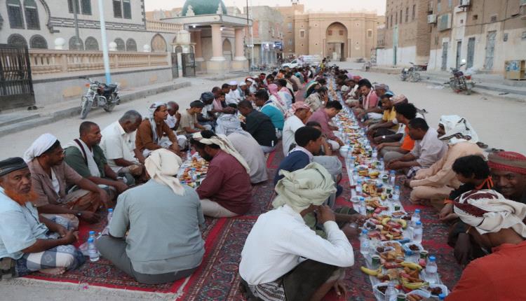 مائدة رمضانية جامعة في سيئون صدقةً لأرواح أموات السحيل وشحوح