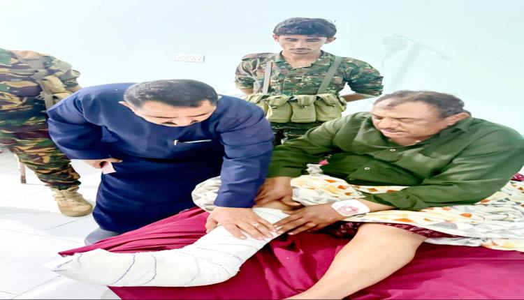 مدير عام شرطة شبوة يطمئن على صحة جندي المرور حمود جبران عقب تعرضه لحادث