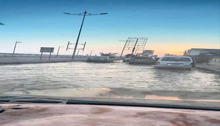 شوارع عدن تغرق بمياه الصرف الصحي وسط تحذيرات من كارثة بيئية