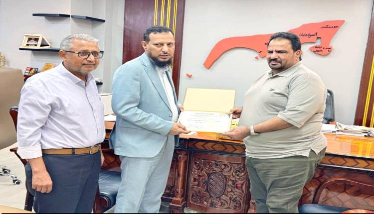 محافظ عدن وصندوق النظافة يكرّمان مدير عام شركة النفط بعدن تقديرًا لجهوده في إنجاح حملات النظافة