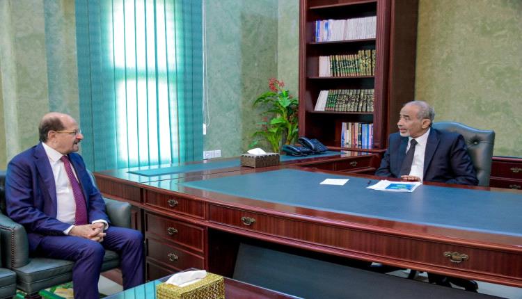 الصبيحي يلتقي رئيس الوزراء ويشدد على معالجة القضايا المرتبطة بالأوضاع المعيشية للمواطنين