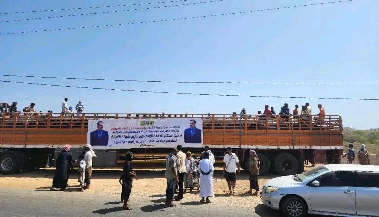 برعاية المحافظ ابن الوزير.. تدشين استلام أنابيب شبكة الإسالة لمشروع مياه مدينة بئر علي بمديرية رضوم