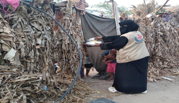 توزيع 60 وجبة إفطار صائم للأسر المحتاجة في قرية النوبة بأبين