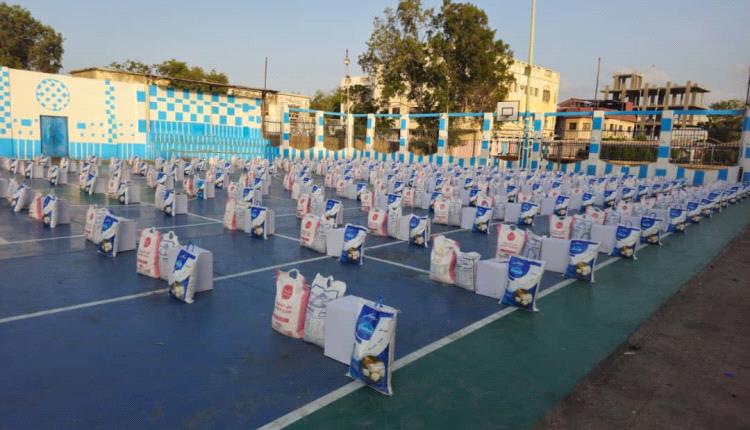 مبادرة العبيدي توزع السلال الغذائية على الأسر المحتاجة بعدن بدعم قيادة القوات المشتركة