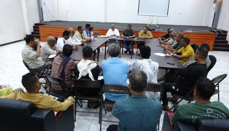 وكيل محافظة عدن يناقش مع إدارة صندوق النظافة تدشين حملة نظافة شاملة استعدادًا لعيد الفطر المبارك