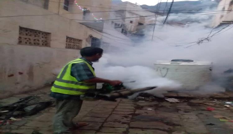 تواصل حملات الرش الضبابي لمكافحة البعوض في مديرية صيرة بعدن