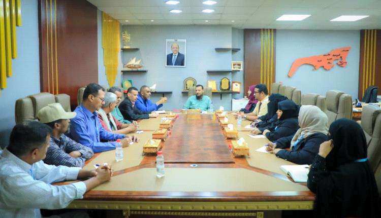 المحافظ شيخ يؤكد أن دعم العملية التعليمية في العاصمة عدن يمثل أولوية للسلطة المحلية