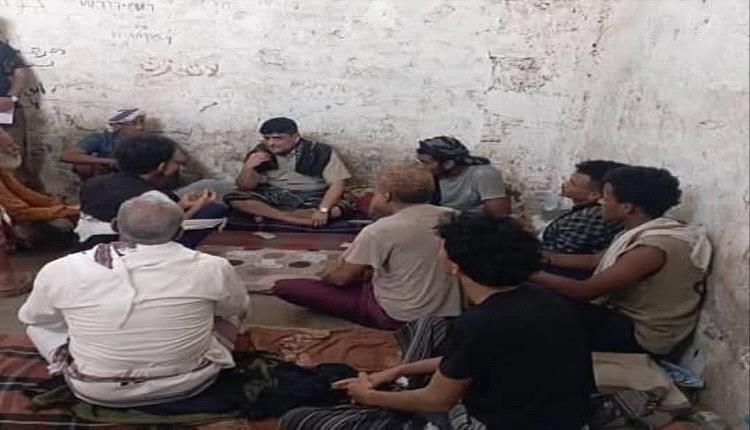 مدير عام أمن أبين يزور السجن الاحتياطي بزنجبار ويستمع إلى قضايا السجناء