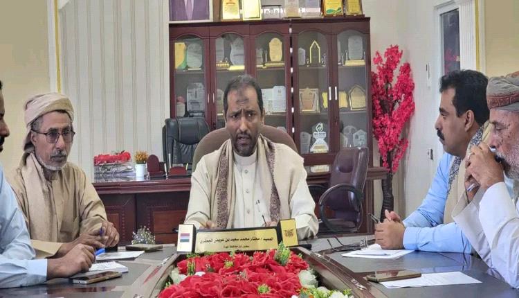 وحدة الأزمات بالمهرة تبحث تداعيات الأوضاع الراهنة وخطط تأمين السلع الأساسية