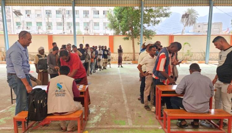تدشين توزيع سلال غذائية لموظفي مؤسسة المياه والصرف الصحي بعدن