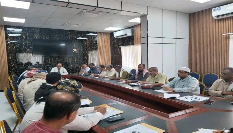 المكتب التنفيذي لمدينة المكلا يراجع أداء المكاتب والخدمات استعداداً لصيف 2026