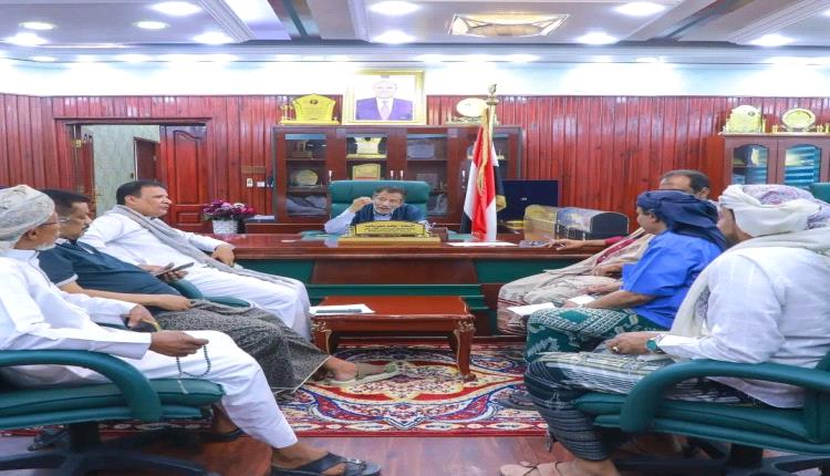 محمد علي ياسر يشيد بخطط صندوق النظافة ويؤكد دعم السلطة المحلية بالمهرة