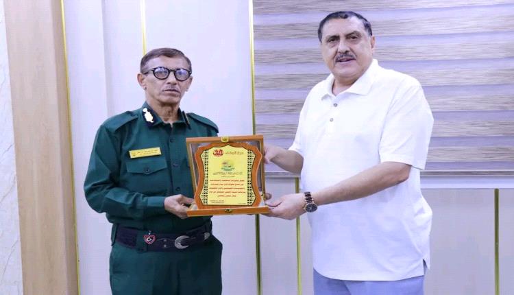 اتحاد الشرطة الرياضي يكرم مدير أمن عدن بدرع الوفاء تقديراً لدوره في إنجاح بطولات كأس الشركات والمؤسسات