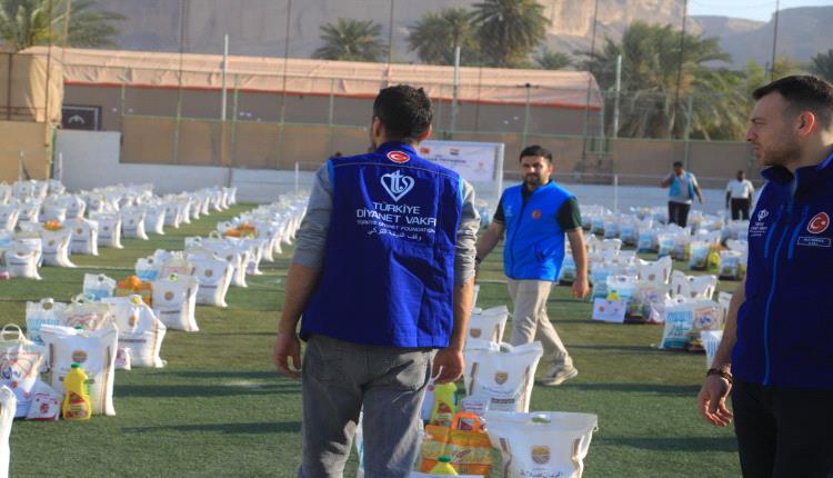 البدية تُنفذ مشروعَي السلة الغذائية وكسوة العيد بحضرموت بدعم وقف الديانة التركي