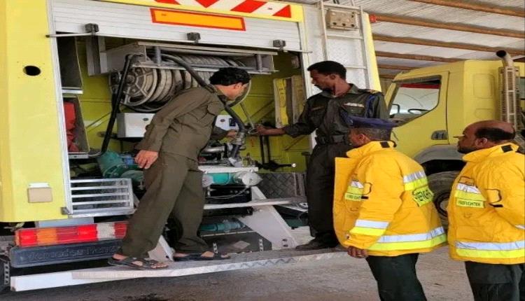 فرق الإطفاء بالمهرة تخمد حريقًا في كرفان بمنفذ شحن الحدودي دون إصابات