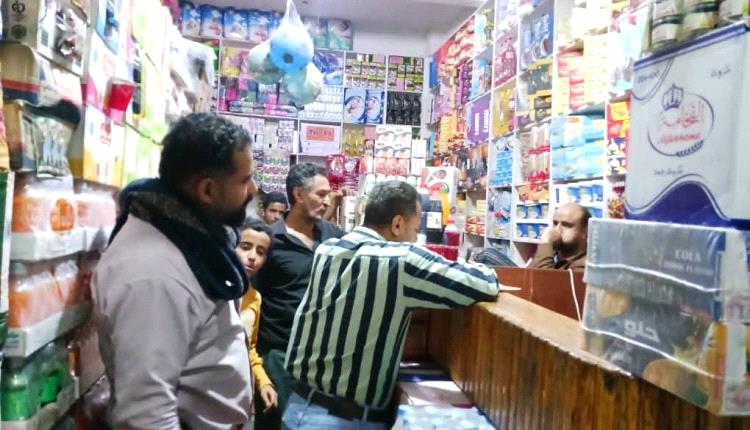 حملات رقابية مكثفة بتعز لضبط أسعار مستلزمات عيد الفطر وملاحقة المخالفين