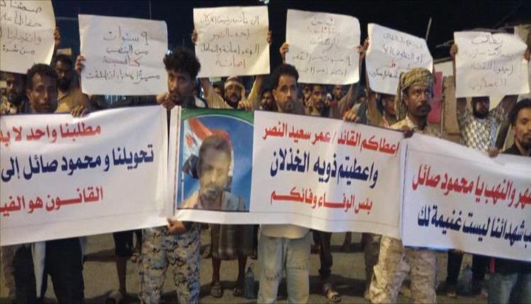 اللواء الثالث حزم ينظم مسيرة احتجاجية للمطالبة بإحالة قيادته للقضاء العسكري