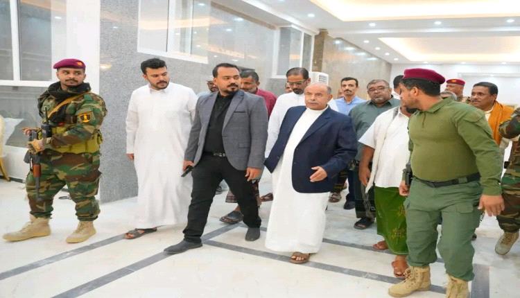 عضو مجلس القيادة الخنبشي يتفقد أعمال صيانة وترميم القصر الجمهوري بمدينة المكلا