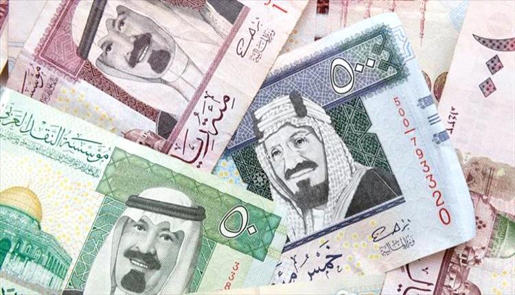 الإطاحة بعصابة تروّج عملة سعودية مزيفة