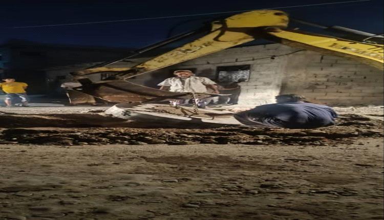 السلطة المحلية بخورمكسر تنفذ أعمال استبدال وتأهيل مناهل الصرف الصحي المتهالكة بالمديرية