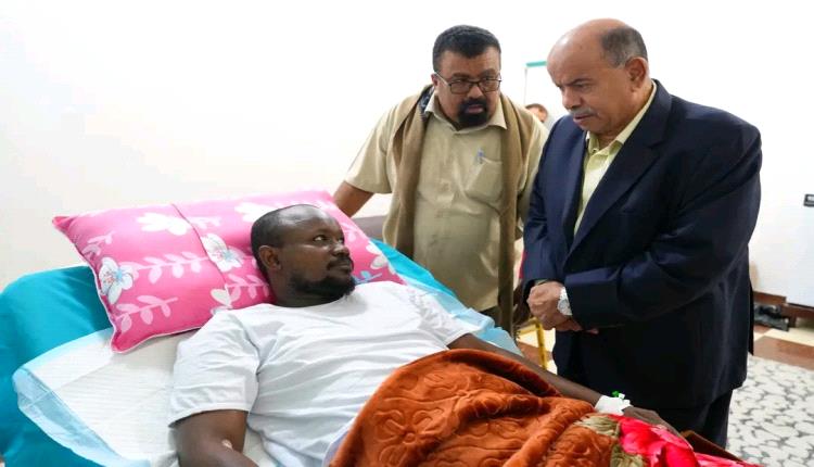محافظ حضرموت يطمئن على صحة الشاب عوض باعشرة بعد نجاح عمليته الجراحية