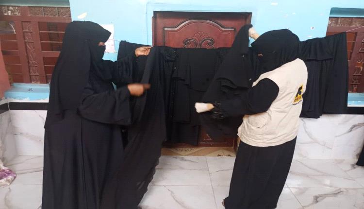 تمكين اقتصادي للمرأة.. مؤسسة وجود تختتم دورة خياطة وتعرض منتجات المتدربات في بازار