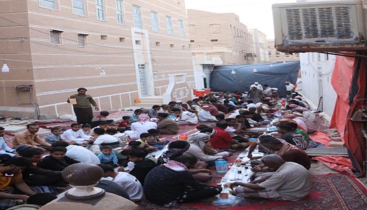 أهالي حافة جامع سميح الجنوبية بسحيل سيئون يجتمعون على مائدة الإفطار الرمضاني السنوي