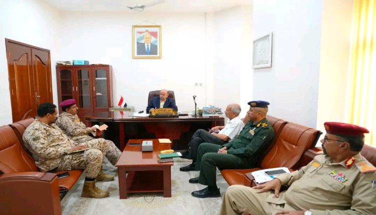 عضو مجلس القيادة الرئاسي محافظ حضرموت يترأس اجتماعاً للجنة الأمنية للوقوف على مستوى تنفيذ المهام الأمنية بالمحافظة