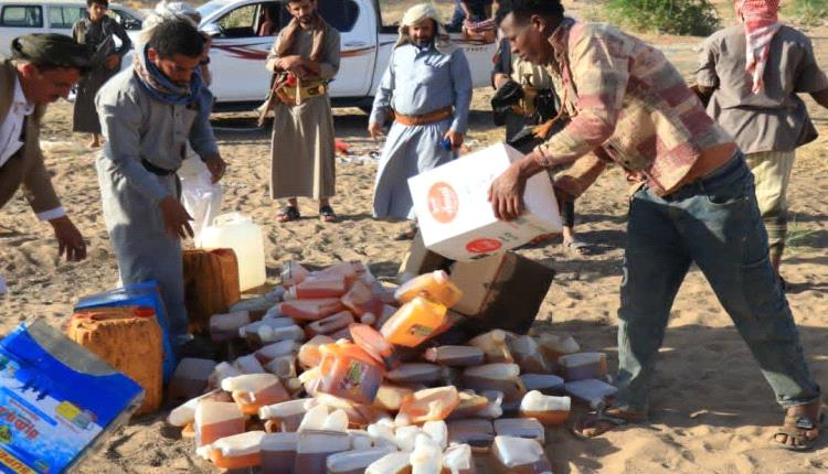 الصناعة والتجارة بمأرب يتلف نصف طن من زيت السمسم المغشوش بالتعاون مع اللجان المجتمعية