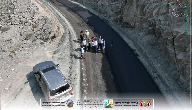 تواصل أعمال سفلتة طريق الشهيد أبو اليمامة بلحج ضمن مشروع التدخل الطارئ