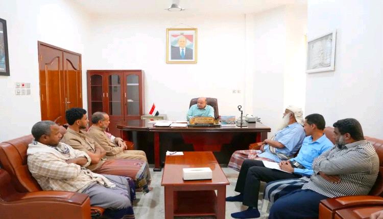 عضو مجلس القيادة محافظ حضرموت يلتقي لجنة ضحايا السجون والمعتقلين ويؤكد أولوية معالجة الملف
