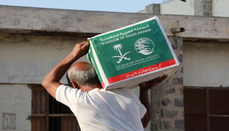 لحج.. مركز الملك سلمان للإغاثة يواصل توزيع  السلل الغذائية ضمن مشروع التدخلات الغذائية الطارئة