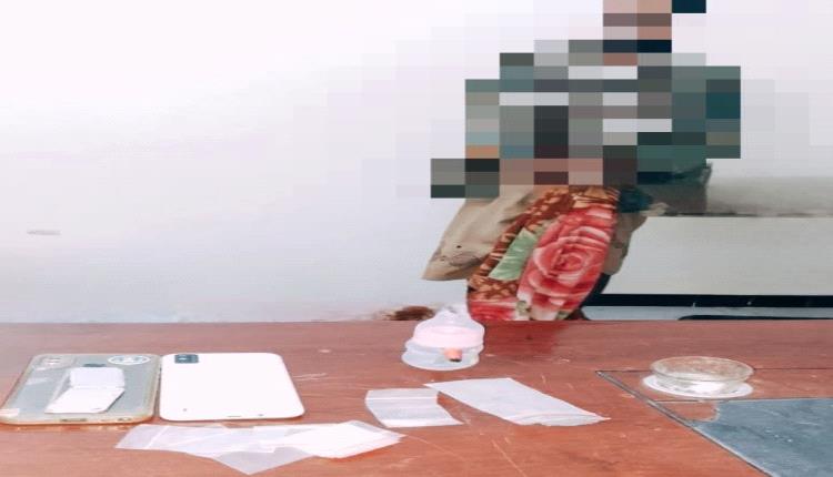ضبط متهم بحيازة مادة الشبو المخدر في عزان بشبوة