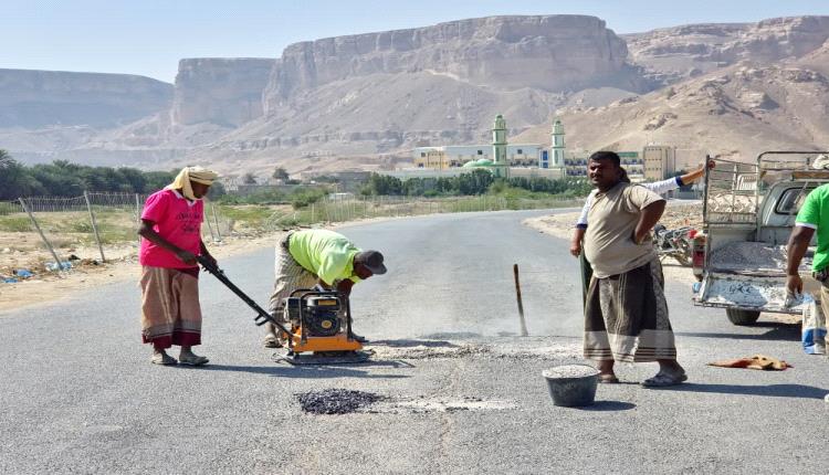 أشغال القطن تواصل صيانة الطرقات وتردم الحفر في شوارع المدينة والأسواق